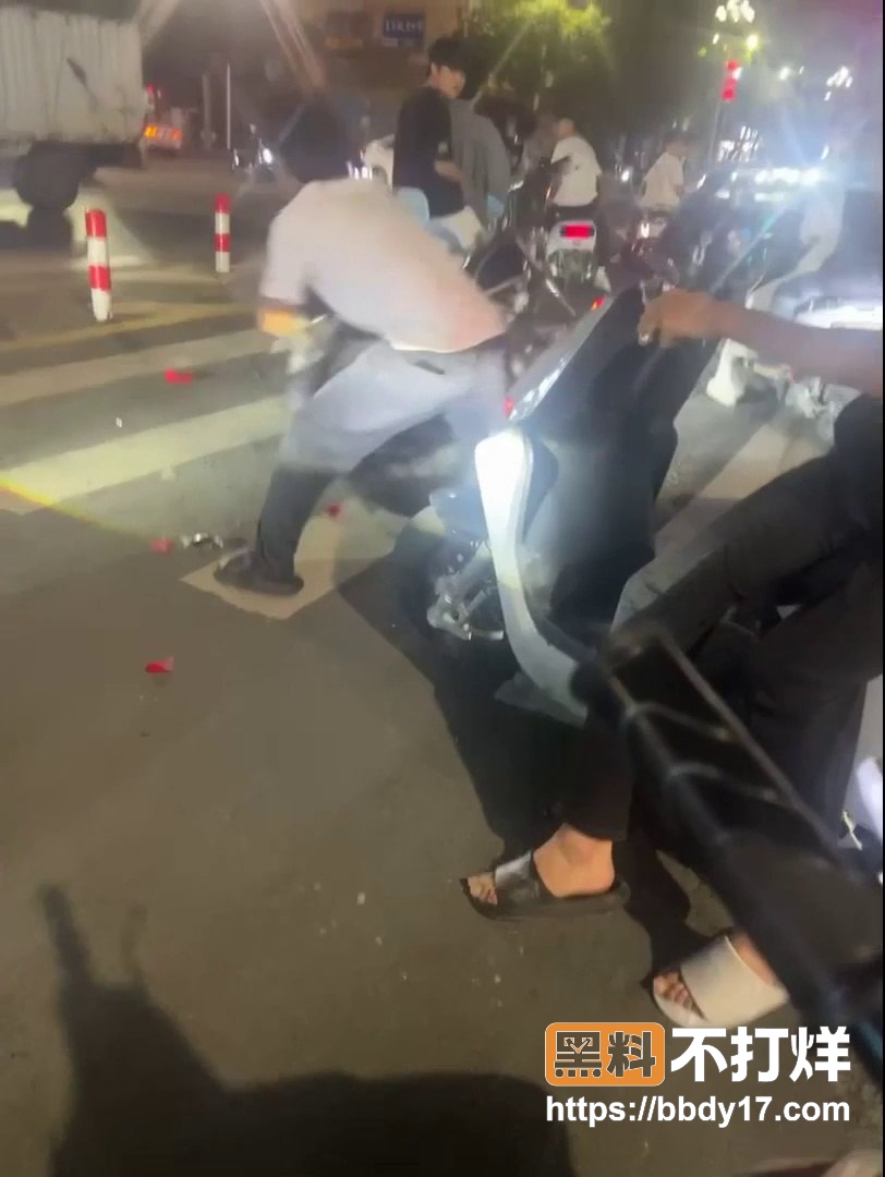 精神小伙持刀6