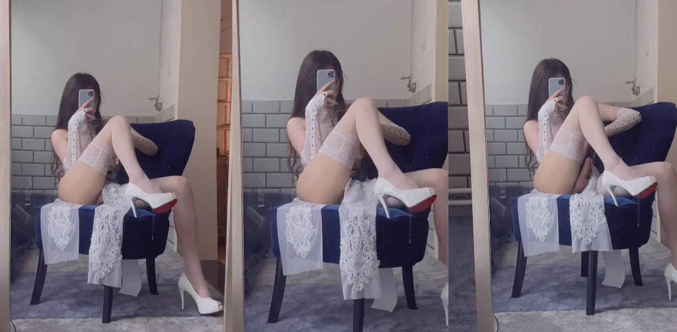 看上去是个美女小姐姐在自拍 另一只手拿自慰棒偷偷爽 结果竟是人妖用飞机杯打飞机