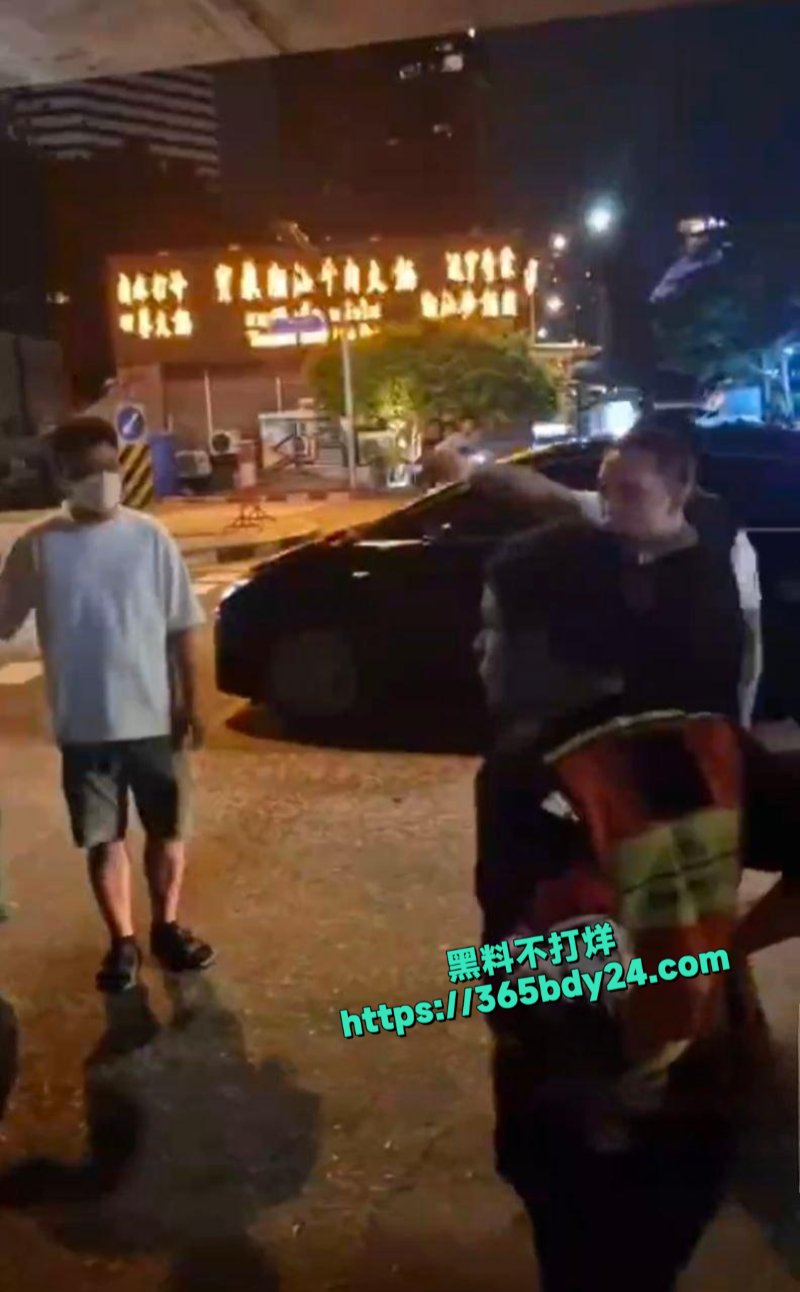 中国男子喝醉酒给泰国人下跪4
