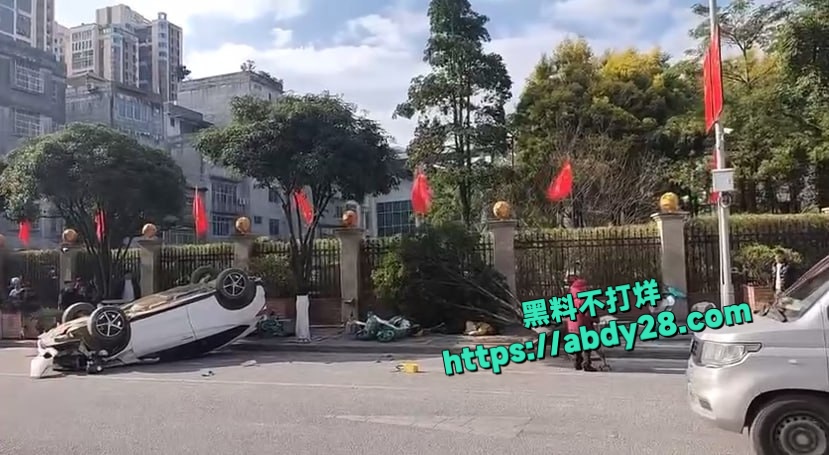 广西百色外卖小哥被轿车蓄意加速撞飞 1