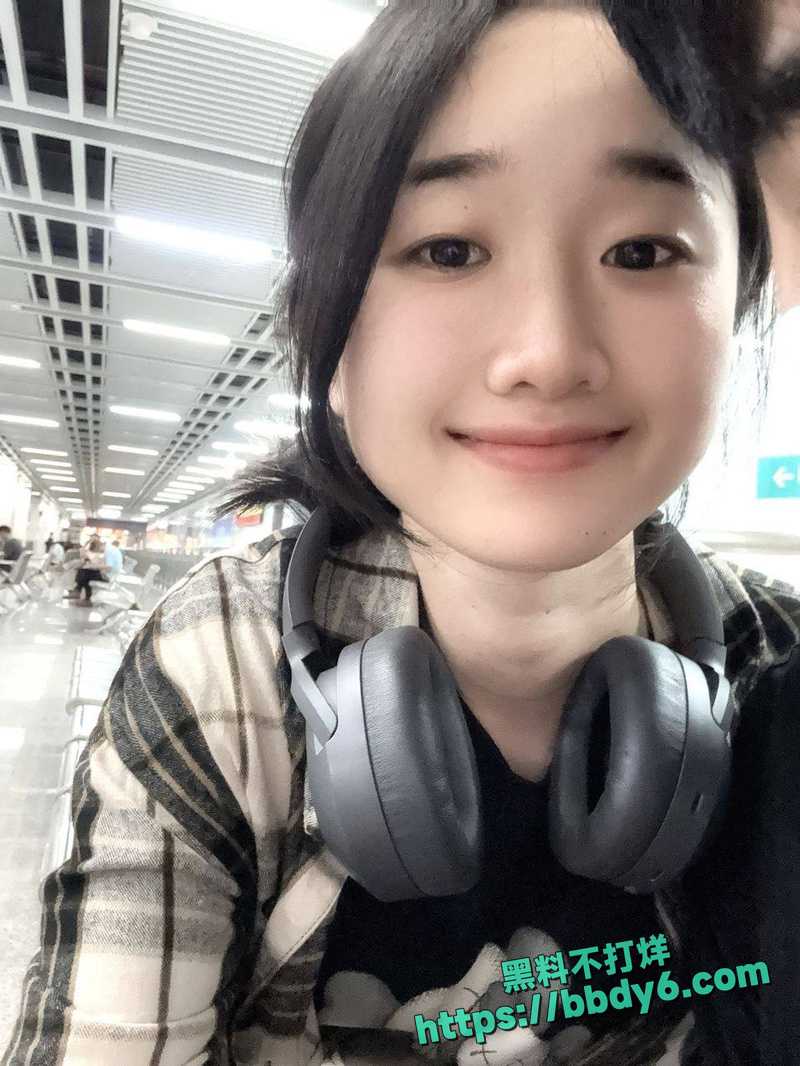 清纯反差甜妹穿着连身包臀裙15