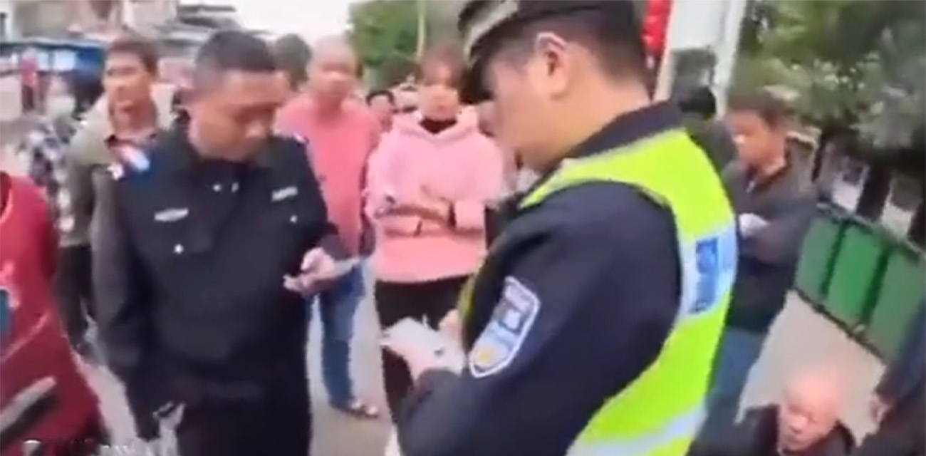 福建小伙撞倒老人，交警判无责，却遭村民围堵： 必须赔偿，要不走不了