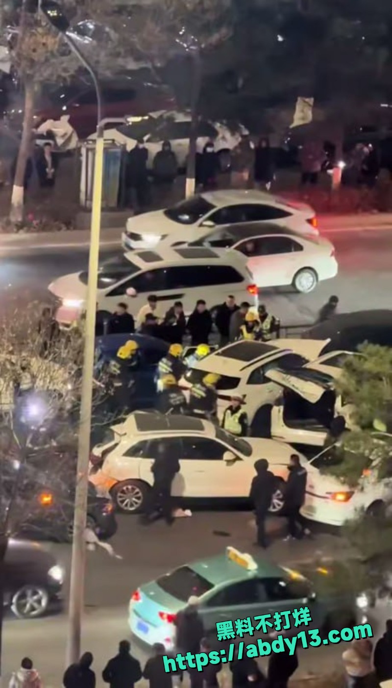 秦皇岛北环路白色SUV失控 8