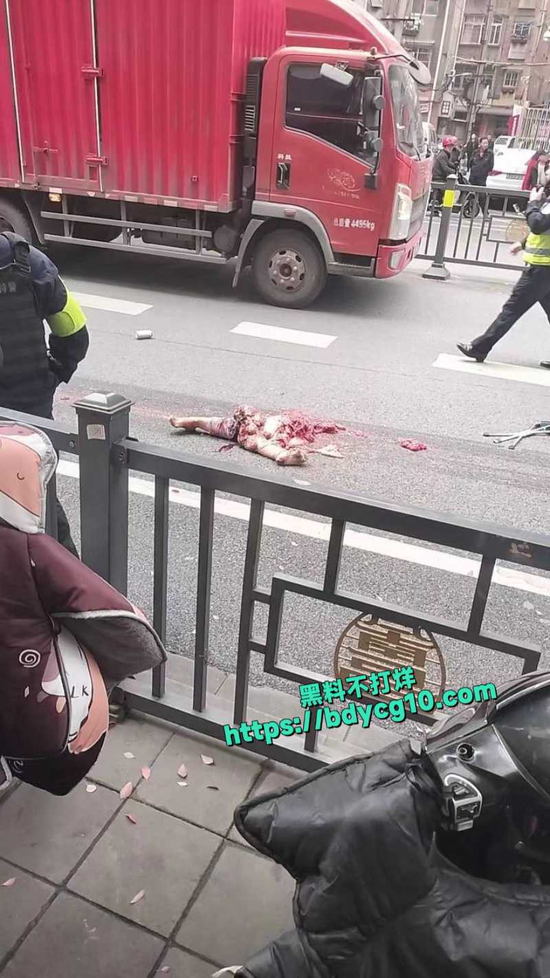 江西南昌公交车失控撞人