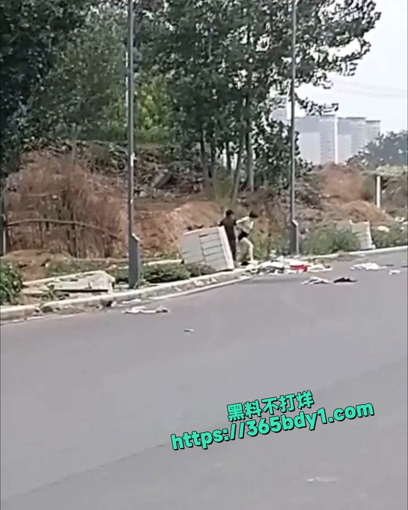 郑州中牟郑东闹分手男的要拿回给女的买的衣服把她扒光了5