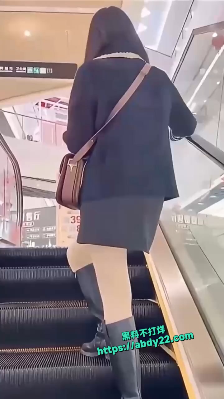 带妹子在商场试衣间激情做爱 1