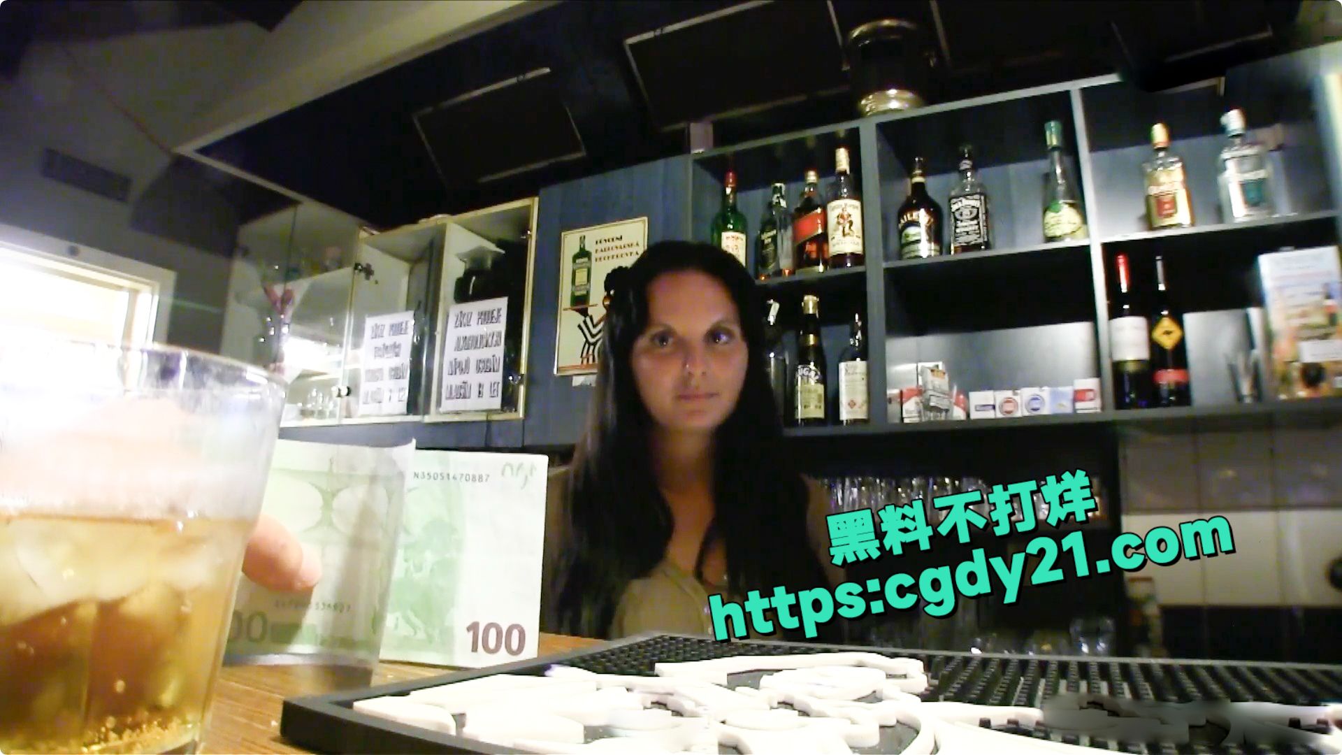 酒吧搭讪美女调酒师，最后花钱带她去上床2