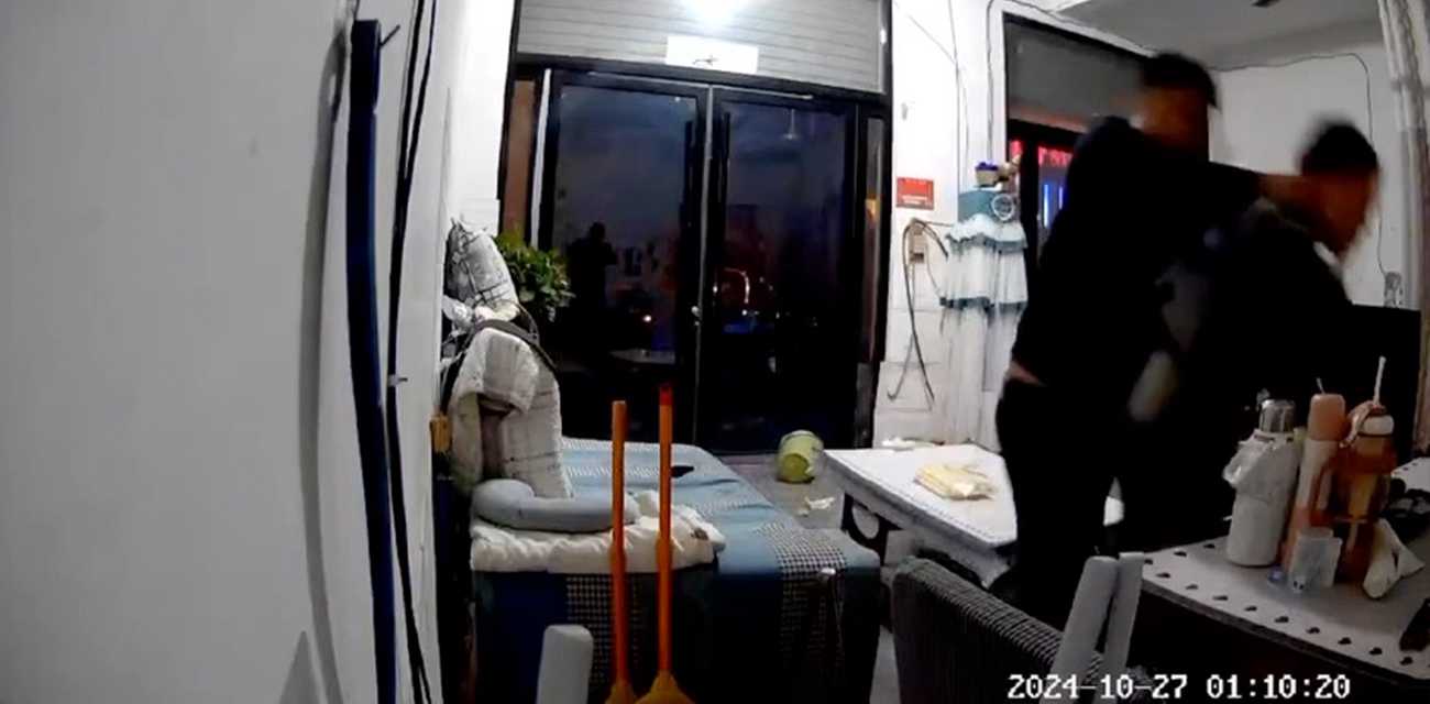 菏泽女子被老公家暴视频流出 实力相差悬殊女子毫无反抗之力 打不过为什么不跑呢？
