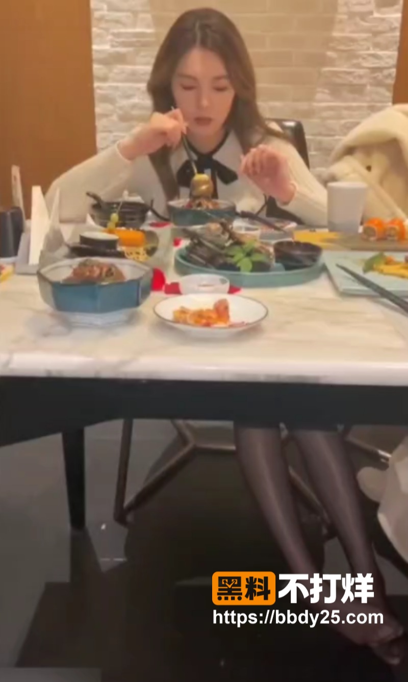 极品高颜值反差婊 餐厅黑丝包厢露出