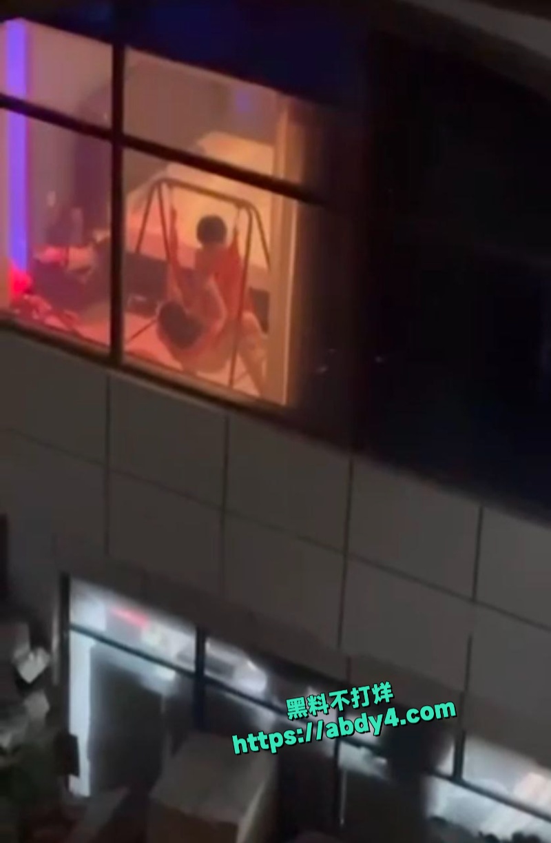 对楼邻居在落地窗摇篮上疯狂做爱 8