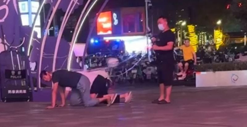 深圳华龙一方天地 男的用牵引绳遛两个男人 太炸裂了 小朋友好奇询问是啥玩意儿