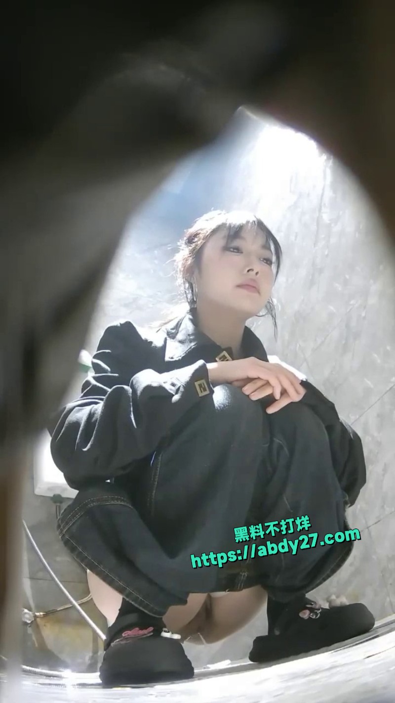 酒吧女厕极品美女全景偷拍5