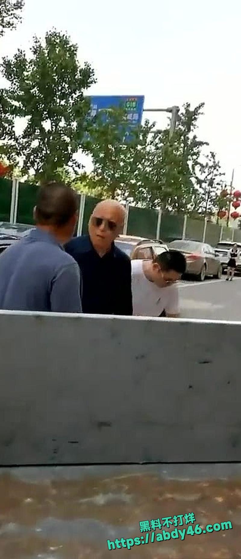 光头男路怒症街头打架02