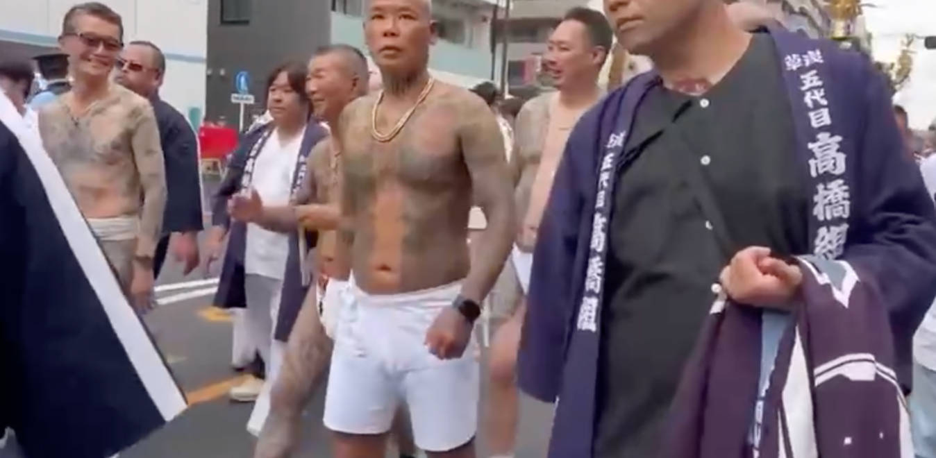 【新奇视频】5月20日东京， 日本浅草三社祭，在时隔四年再次回归。警方对黑道的镇压一年比一年严厉，但这在三社祭上并不重要， 这是以黑帮为主角的祭典
