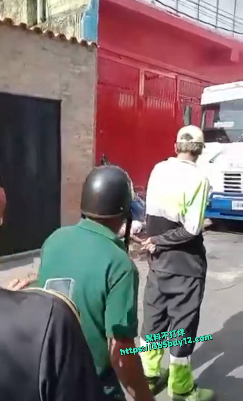 巴拿马一母亲带着儿子下车时碰到了掉落在地面的电线触电4