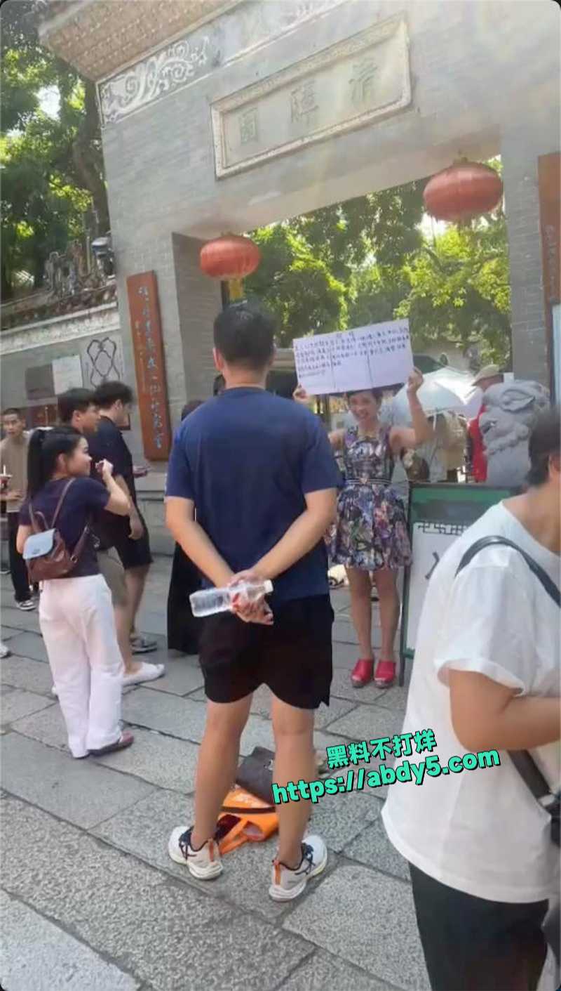 广东52岁富婆街头征婚视频火爆全网 8