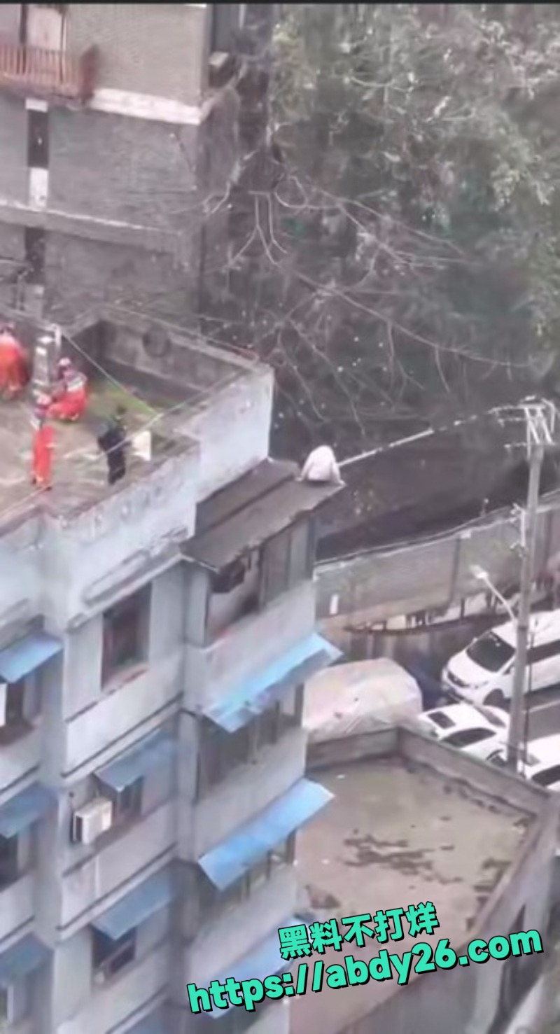 重庆男子跳楼轻生对面拍摄全程 1