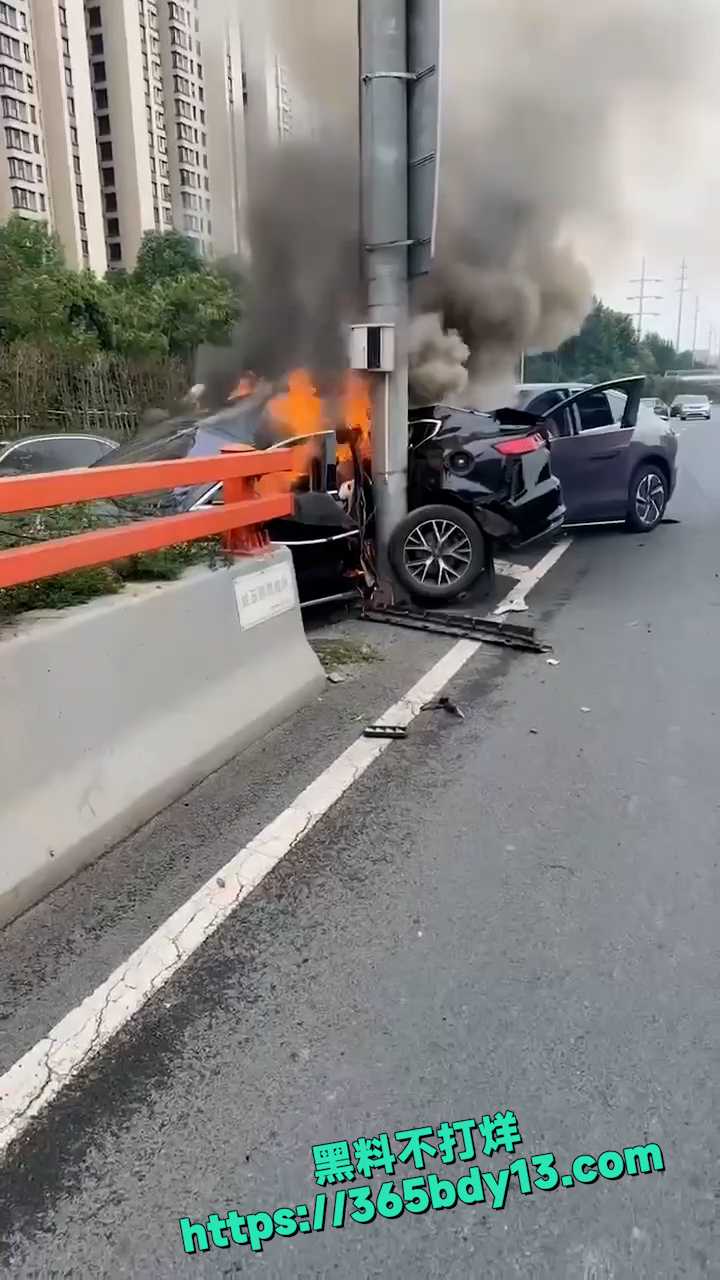 南京 栖霞大道 蔚来 比亚迪新能源 车祸 6