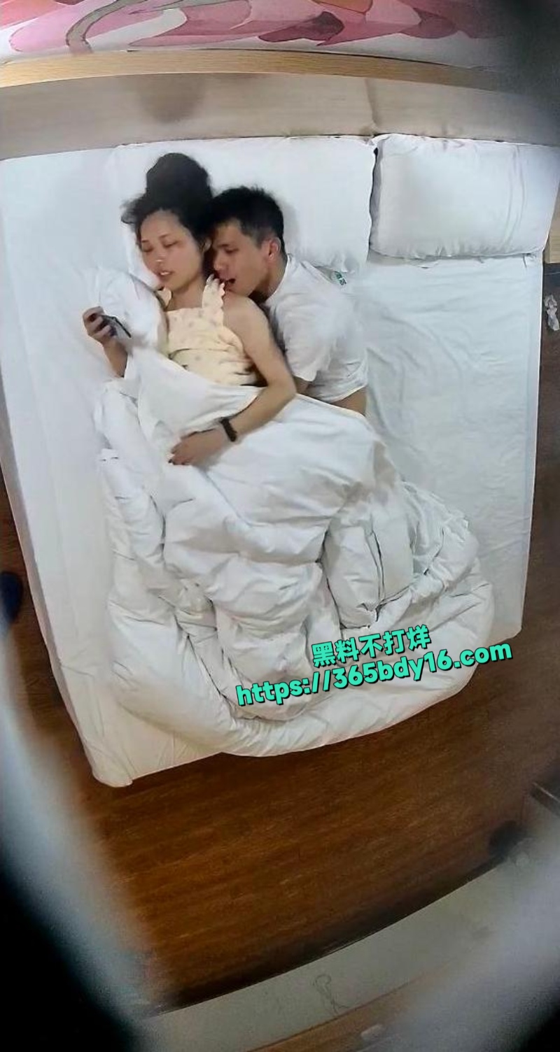 安防酒店近视角偷拍丸子头少妇偷情年轻小伙6
