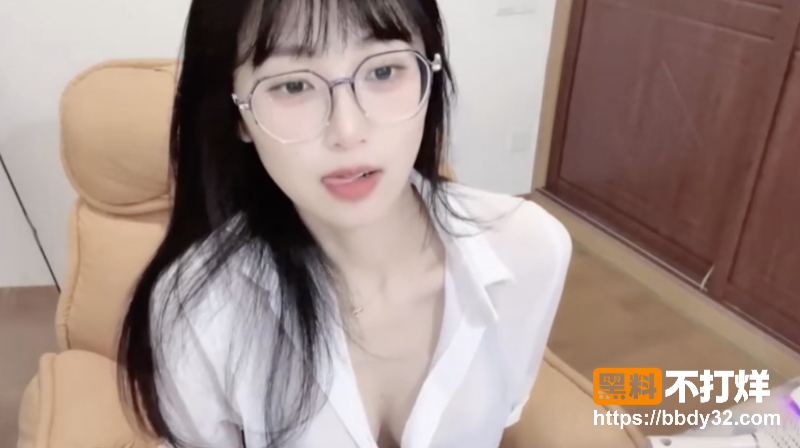 短发白虎眼镜妹 Nice2C4