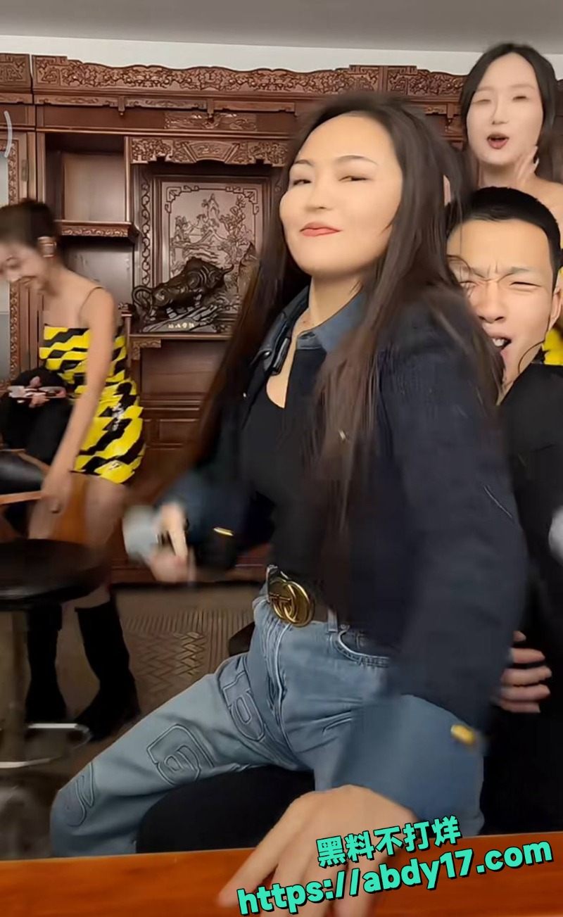 女主播陪大哥开房被抓2