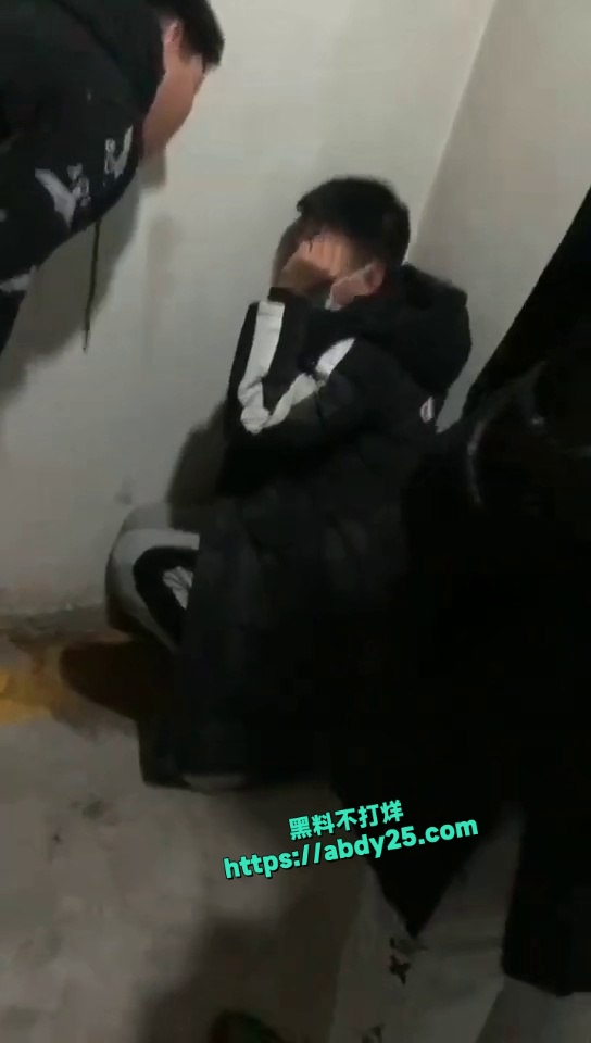 精神小伙被暴打视频 4