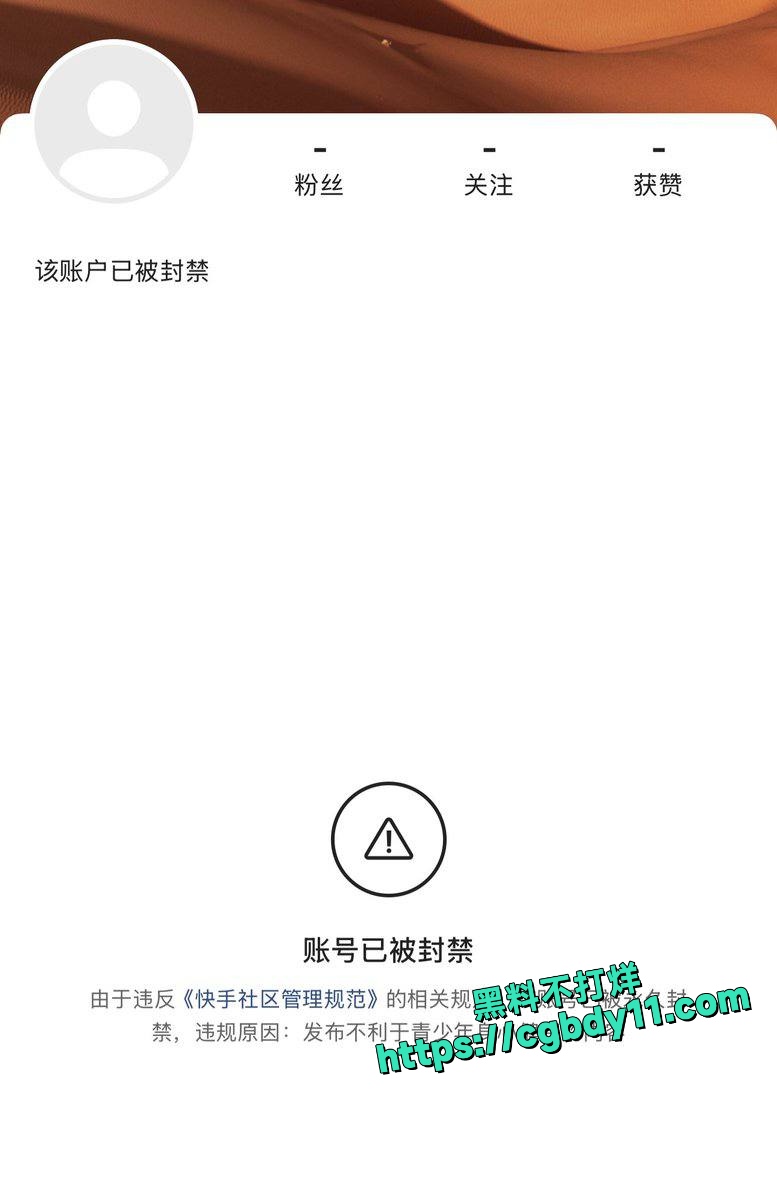 一男子抢劫一家金店后，又持刀进入一家手机店0