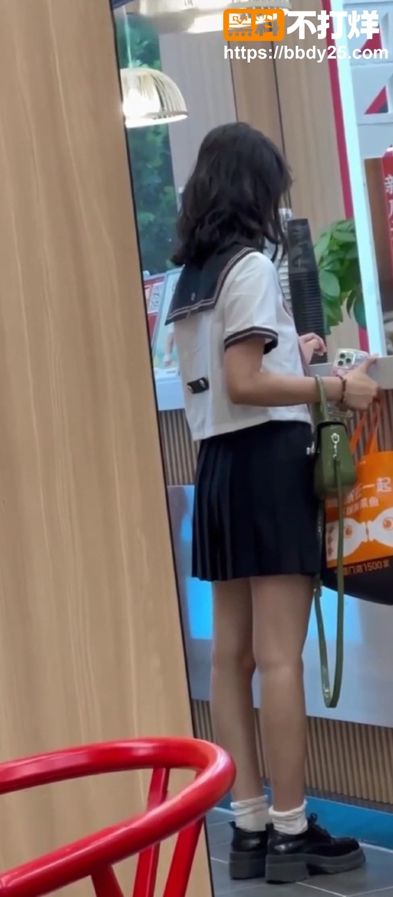 素人嫩妹被操到见红 3