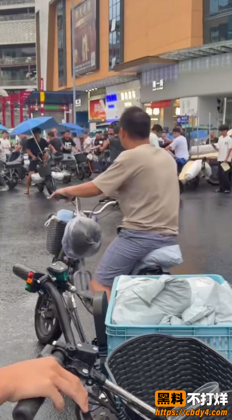 两男子雨天街头打架事件 4
