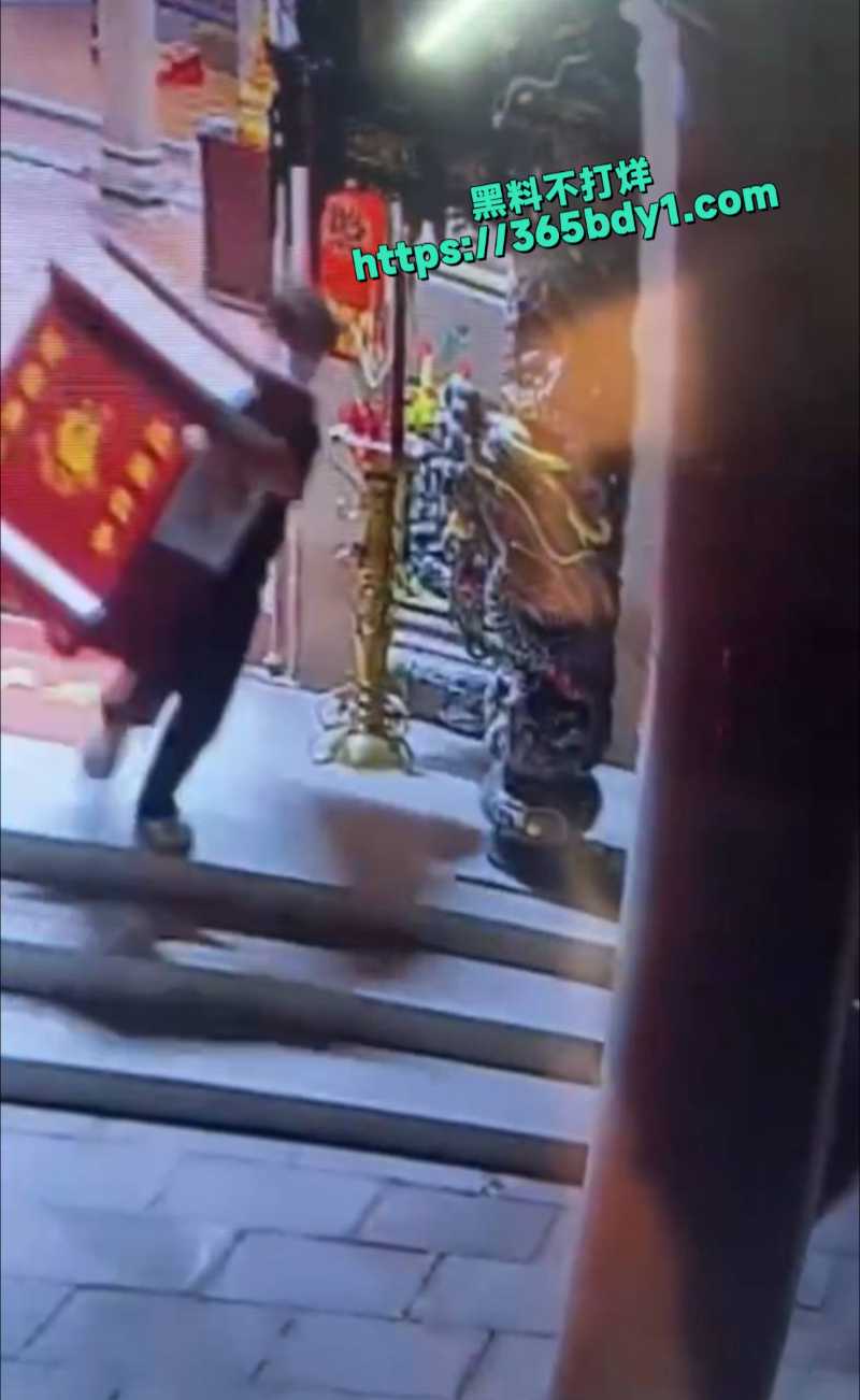 精神小伙手头紧偷走功德箱1
