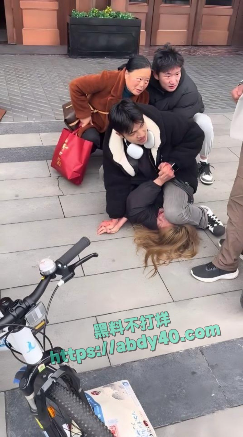 湖南女孩和妈妈吵架要撞车