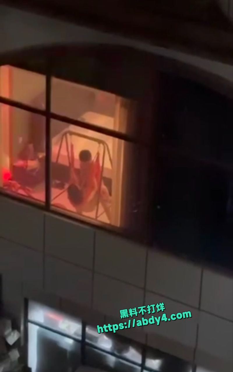 对楼邻居在落地窗摇篮上疯狂做爱 2