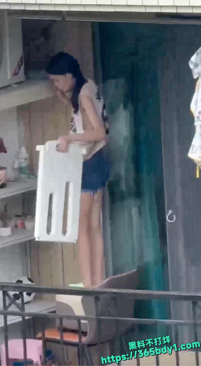 母狗在家不穿内衣被对面老王偷拍2