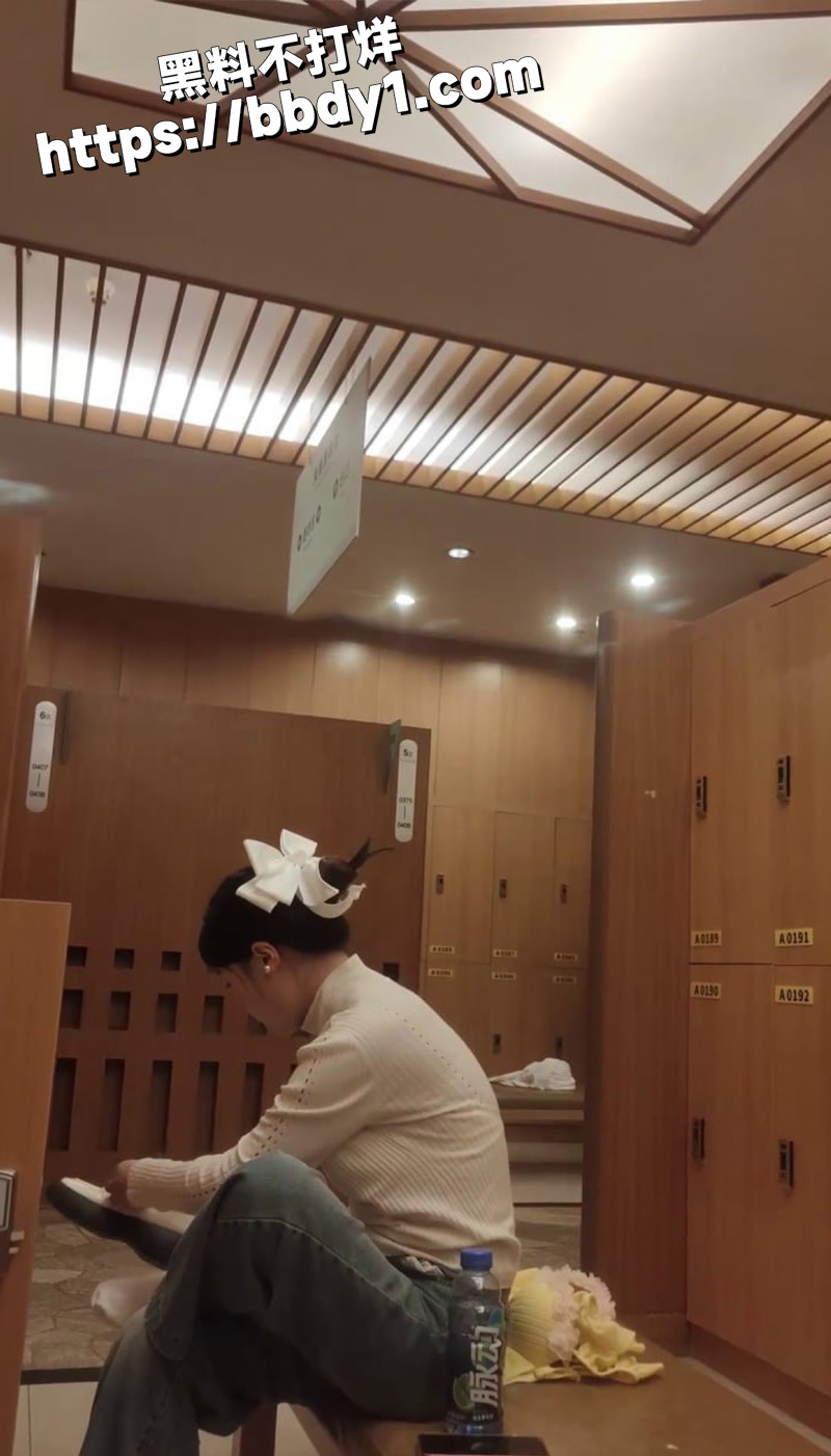 顶级反差巨乳少妇学生妹