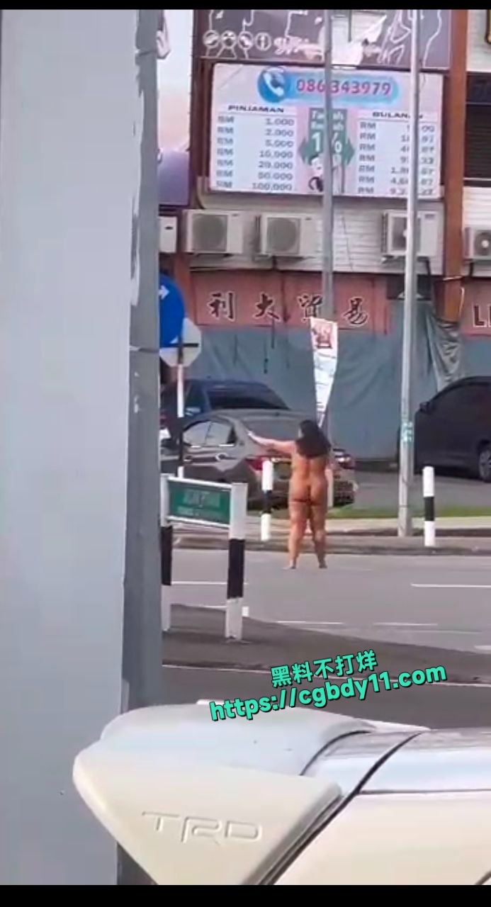 肥婆裸奔挑衅警察 (1).jpg