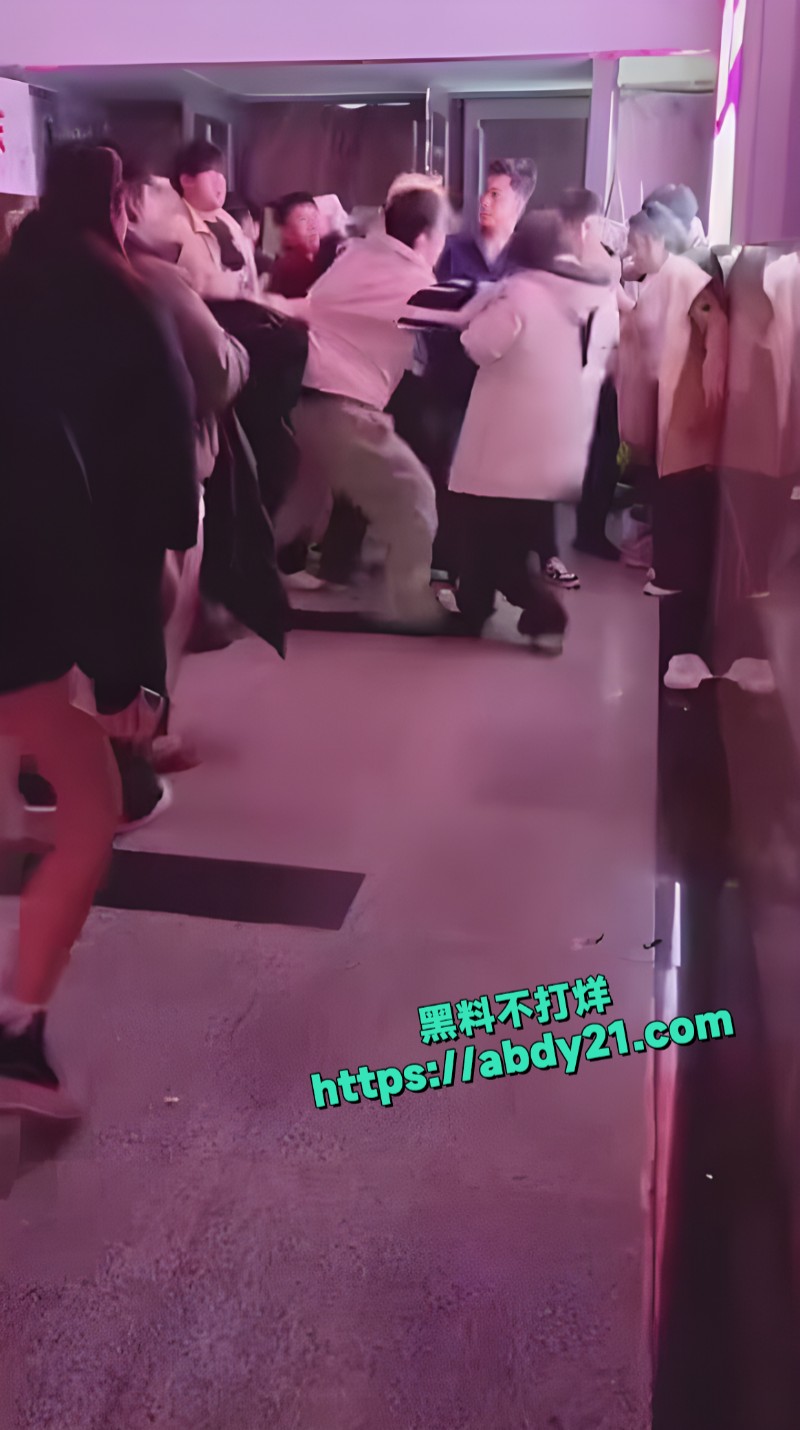 商场精神小伙大乱斗4