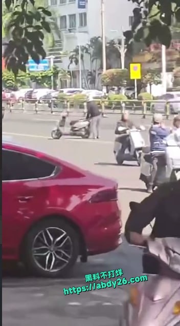 男子在马路中间狂操自己的摩托车 1