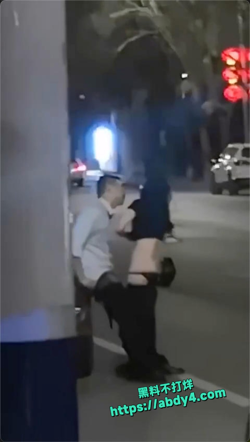 醉酒男女当街脱裤子性爱  5