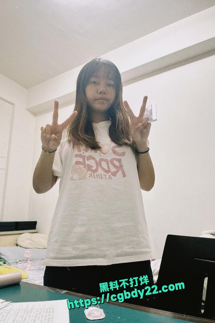 网路大神独家曝光出自己调教了一位刚满18岁的超可爱微胖学生妹2
