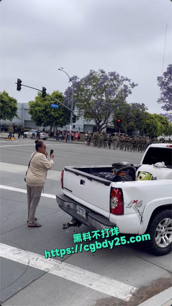 美国爆发大规模抗议突袭移民互相在街头开打5