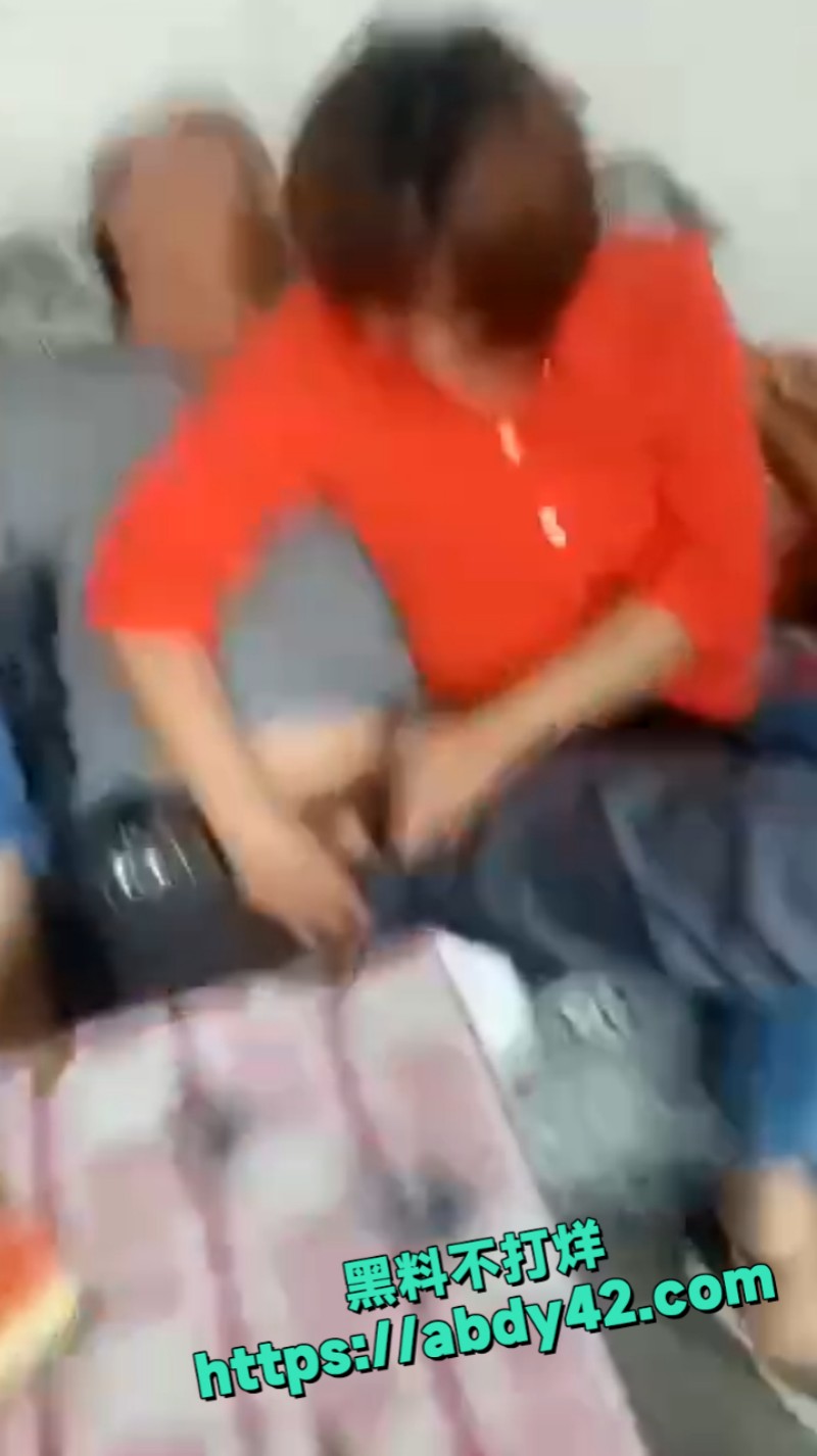 大妈去脱大爷的裤子 7