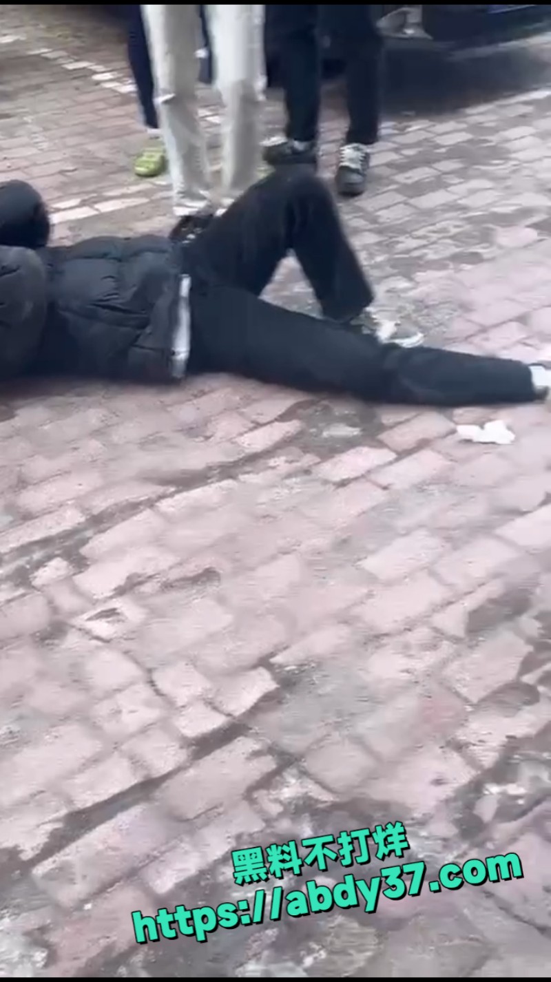 山东街头斗殴倒地爆头  12