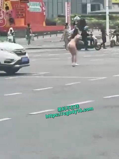 裸女超市门口玩漏出1