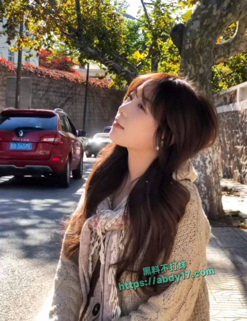 抖音甜妹网红小郑嘻嘻被曝婚内出轨 30