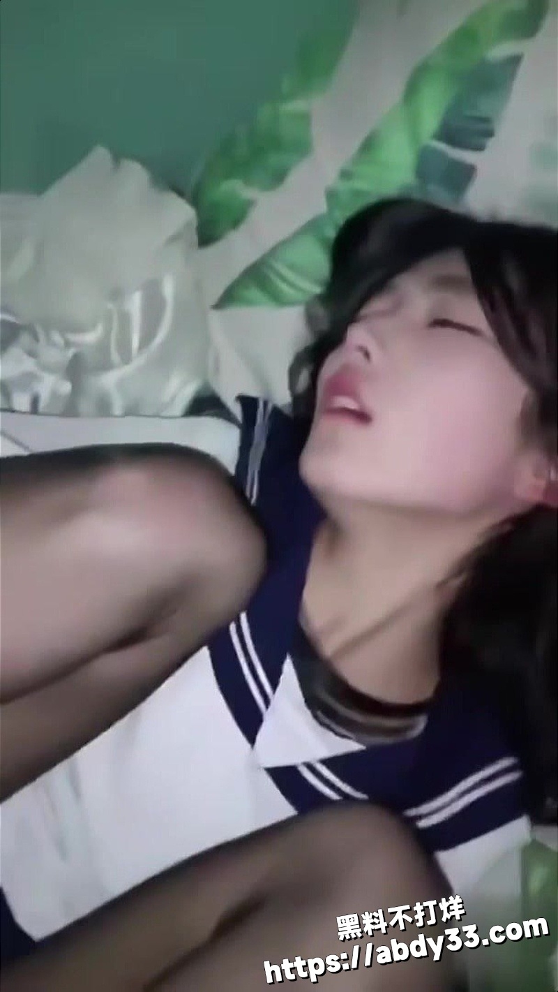 女大刘柔被渣男偷拍4