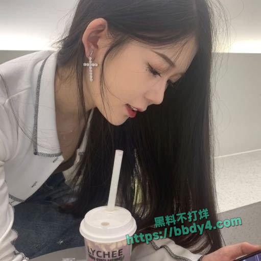 高颜值温柔女友戴眼镜自拍02
