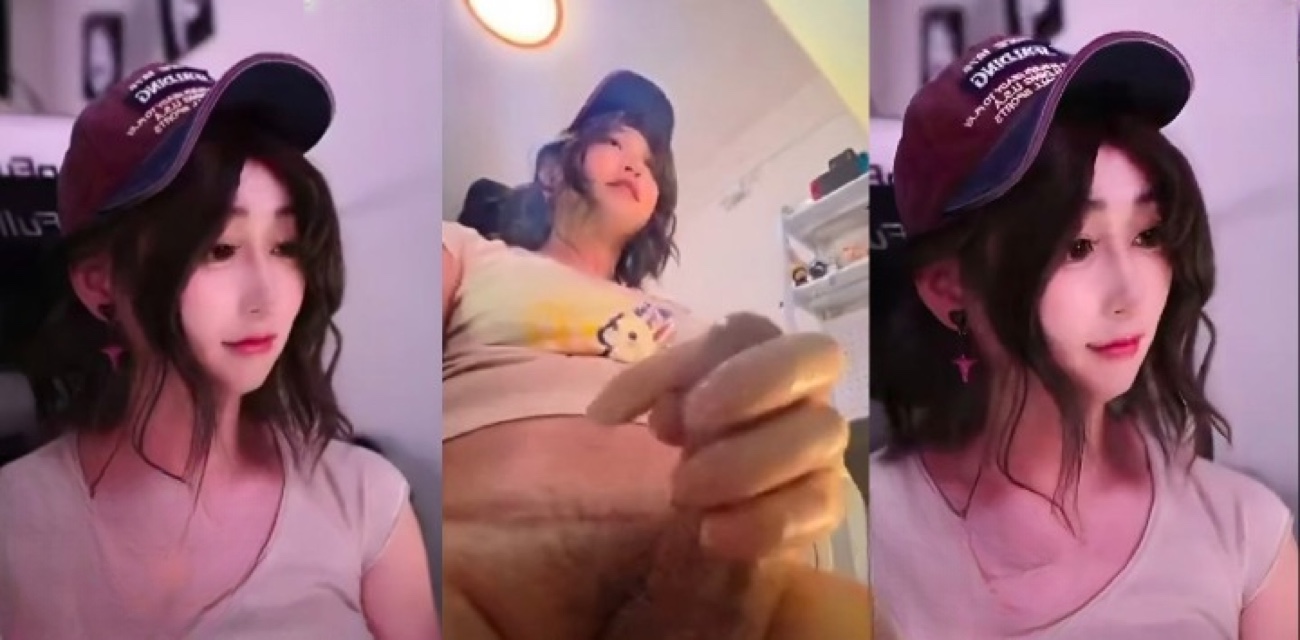 B站人妖主播 双视角直播打飞机 表面和观众聊天私底下手正在撸鸡巴 真是太刺激啦