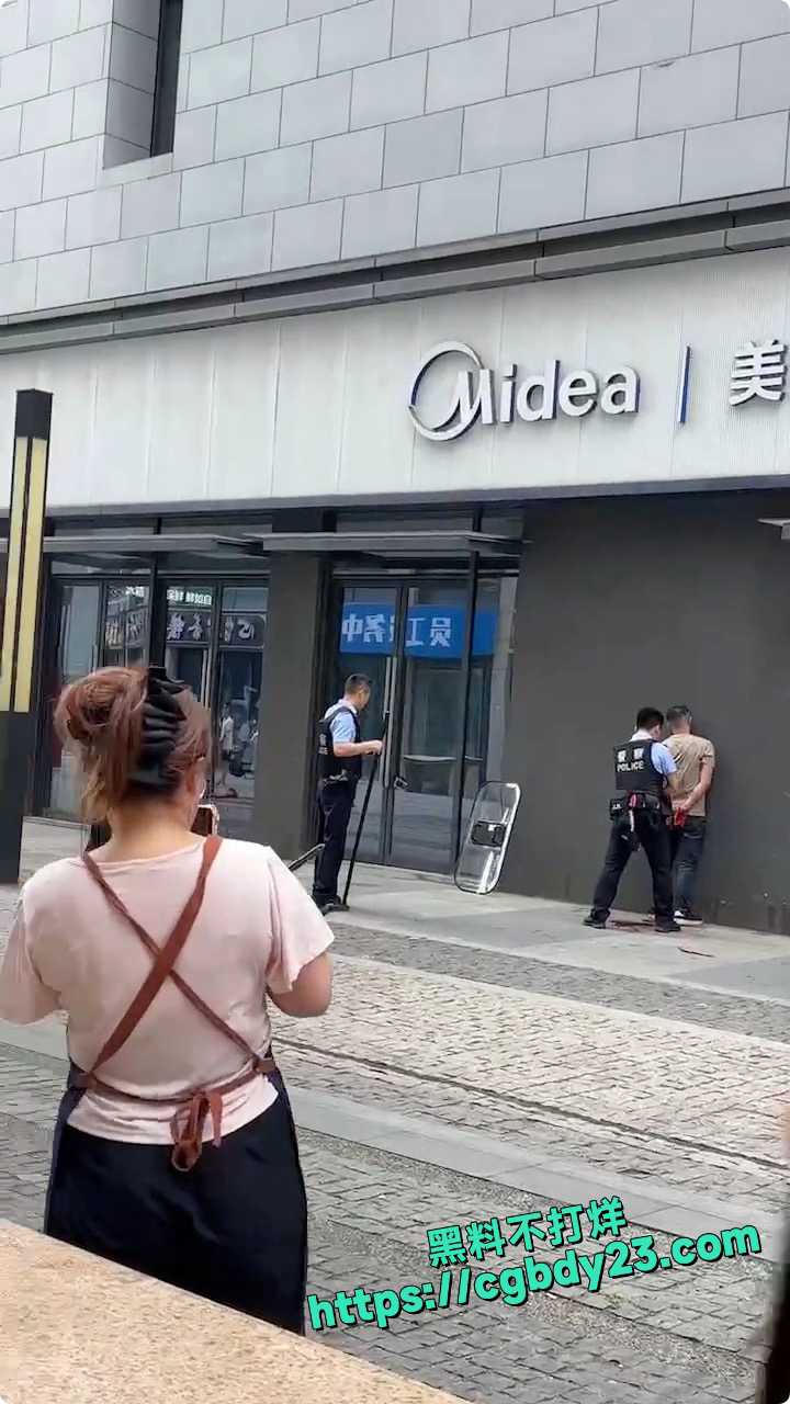 四川成都一男子持刀连续捅刺一名女子2