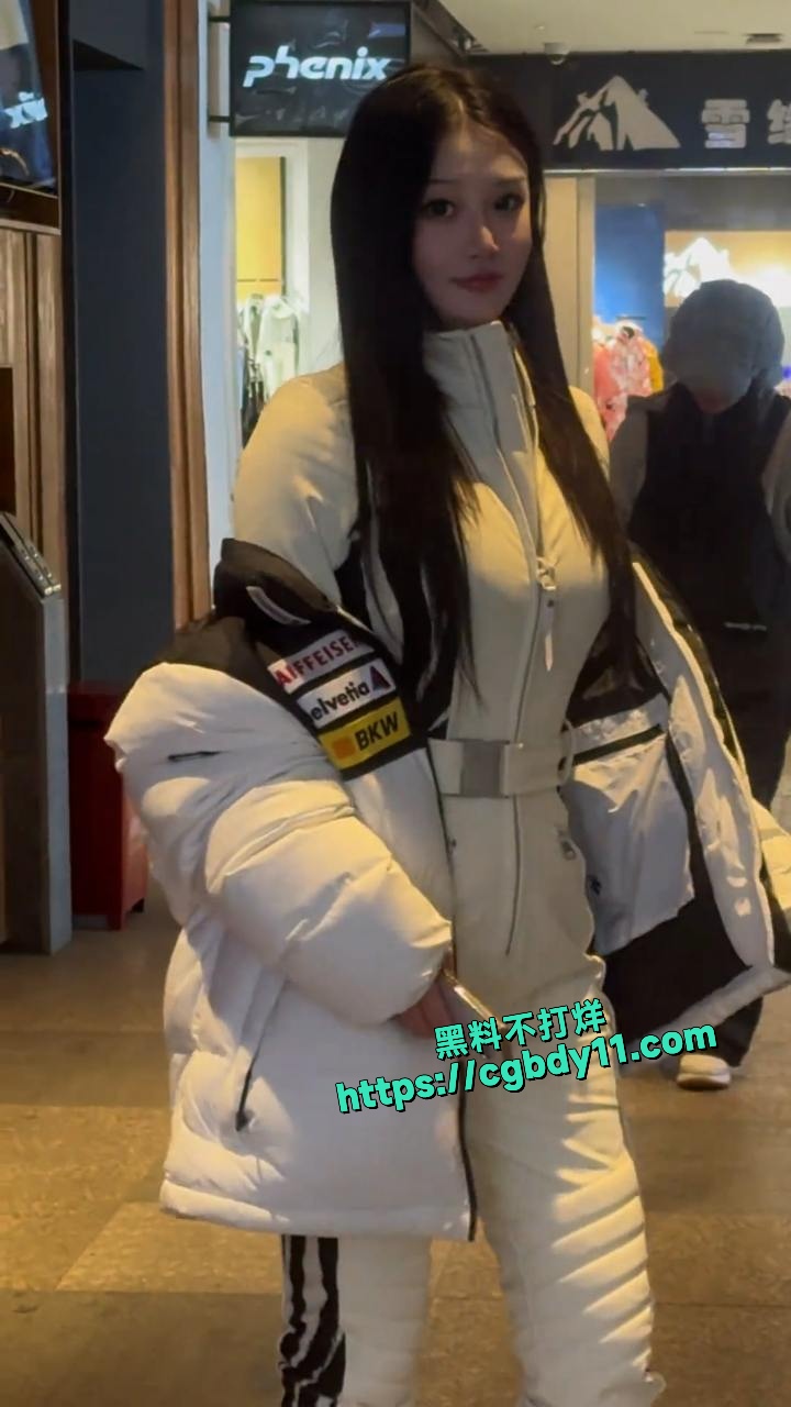 还在骑自行车？ 美女都去滑雪 了17.jpg