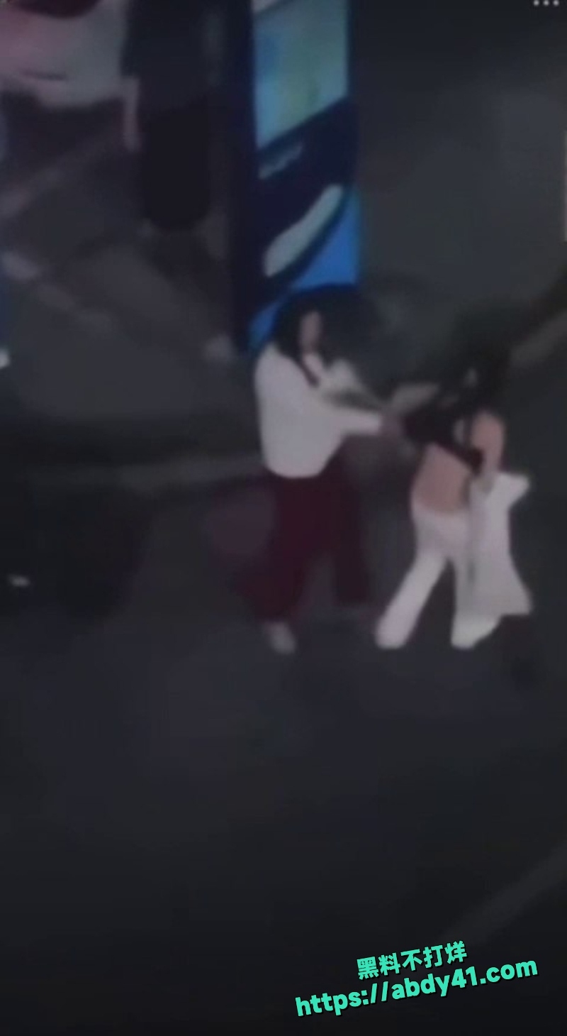 潭万豪街头抓小三衣服撕尽 7